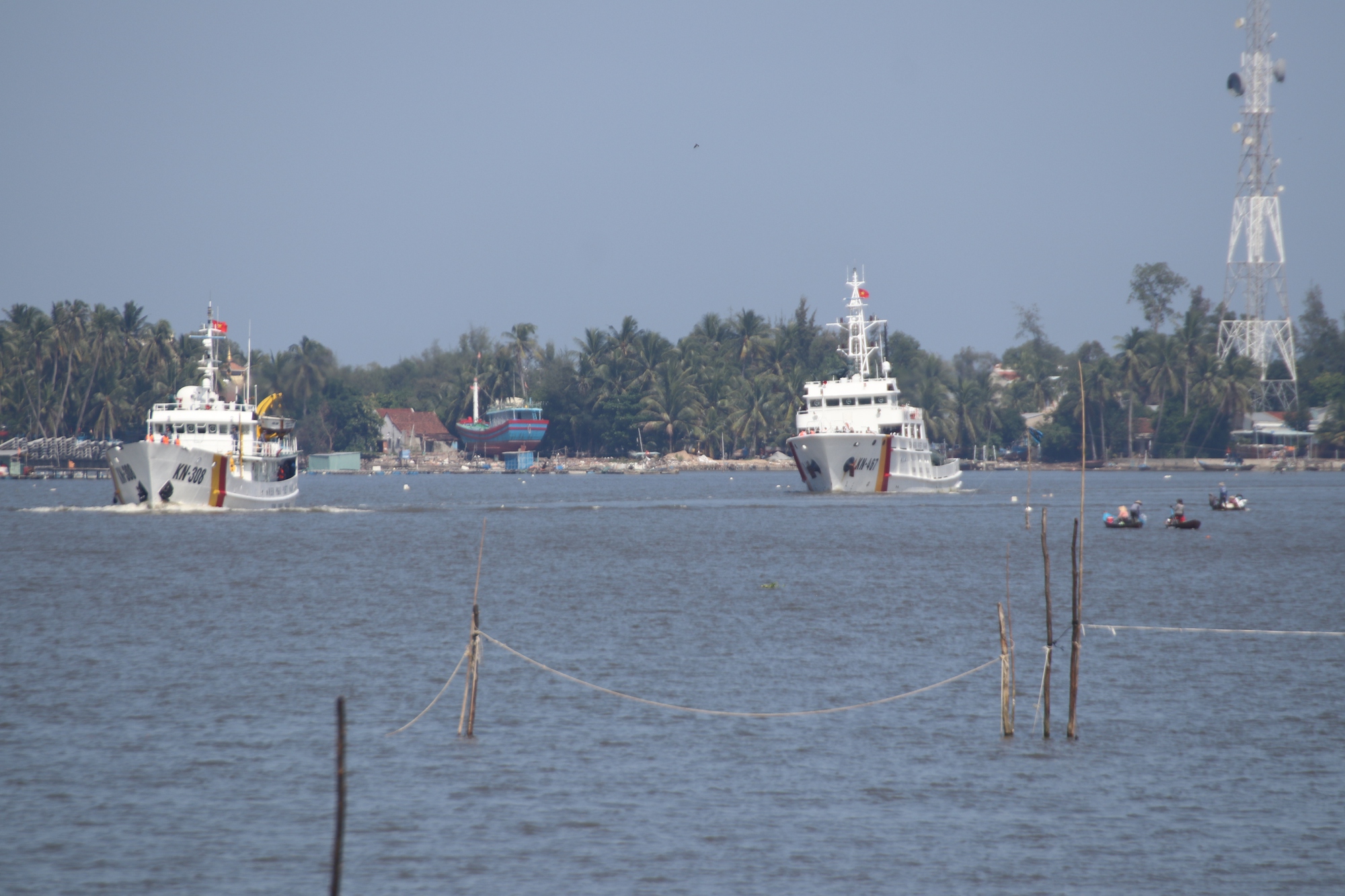 To&agrave;n cảnh đ&oacute;n ngư d&acirc;n t&agrave;u c&acirc;u mực Quảng Nam bị ch&igrave;m trở về - Ảnh 1.