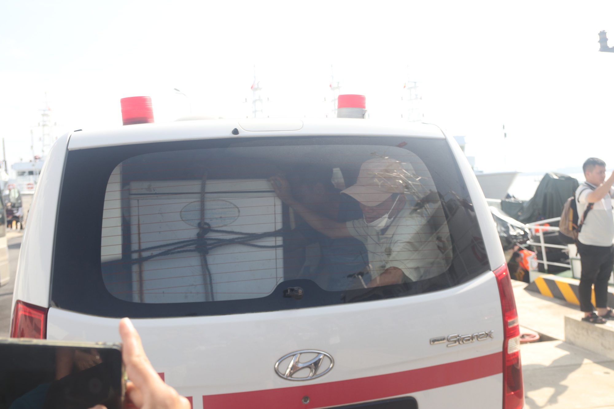 To&agrave;n cảnh đ&oacute;n ngư d&acirc;n t&agrave;u c&acirc;u mực Quảng Nam bị ch&igrave;m trở về - Ảnh 5.