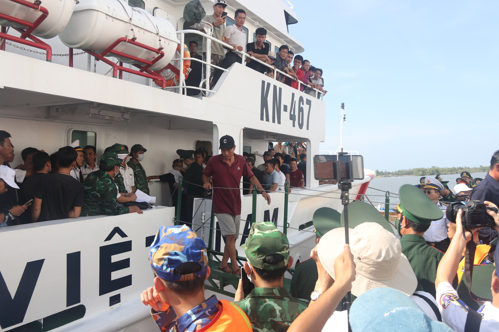 To&agrave;n cảnh đ&oacute;n ngư d&acirc;n t&agrave;u c&acirc;u mực Quảng Nam bị ch&igrave;m trở về - Ảnh 7.