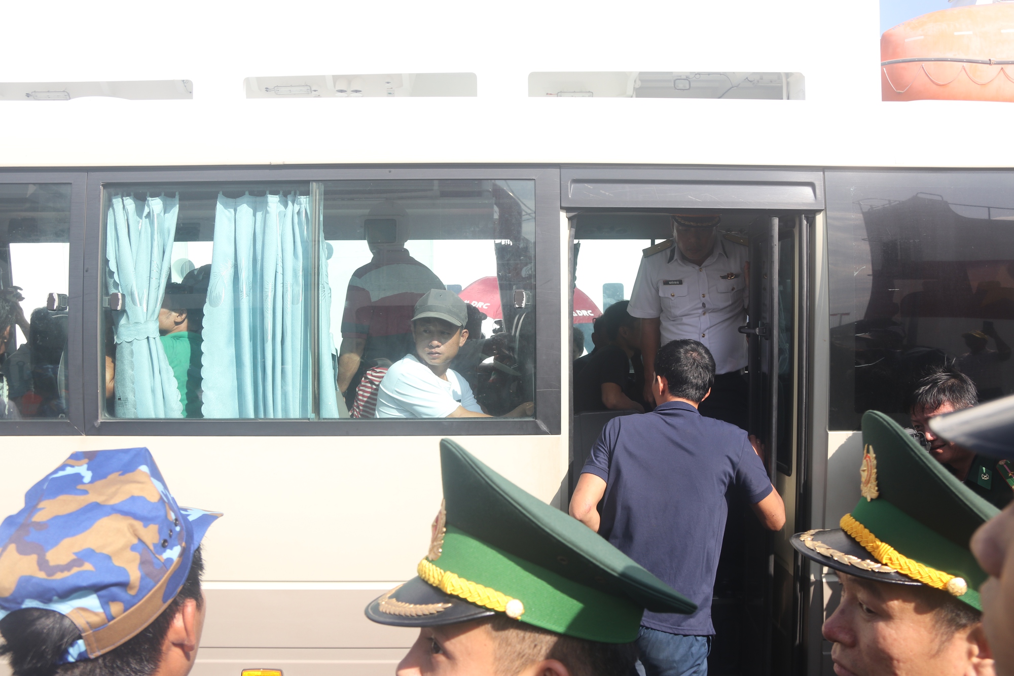 To&agrave;n cảnh đ&oacute;n ngư d&acirc;n t&agrave;u c&acirc;u mực Quảng Nam bị ch&igrave;m trở về - Ảnh 8.