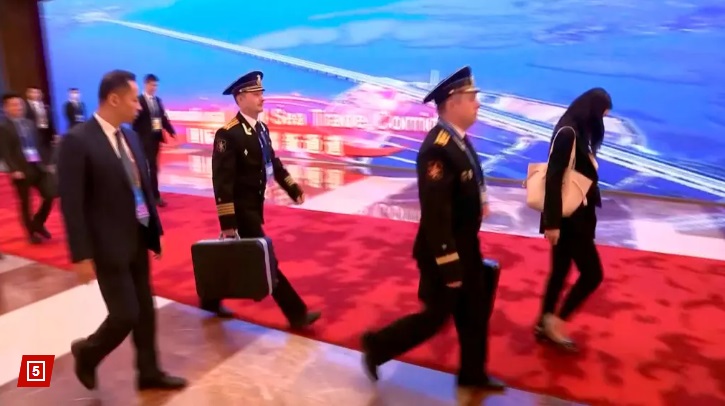 B&ecirc;n trong chiếc vali hạt nh&acirc;n xuất hiện c&ugrave;ng &ocirc;ng Putin tại Trung Quốc c&oacute; g&igrave;?  - Ảnh 1.