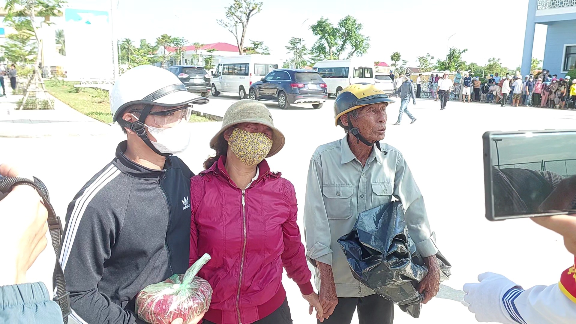 Nh&oacute;i l&ograve;ng cảnh vợ g&agrave;o kh&oacute;c t&igrave;m chồng, con t&igrave;m cha mất t&iacute;ch tr&ecirc;n biển - Ảnh 3.