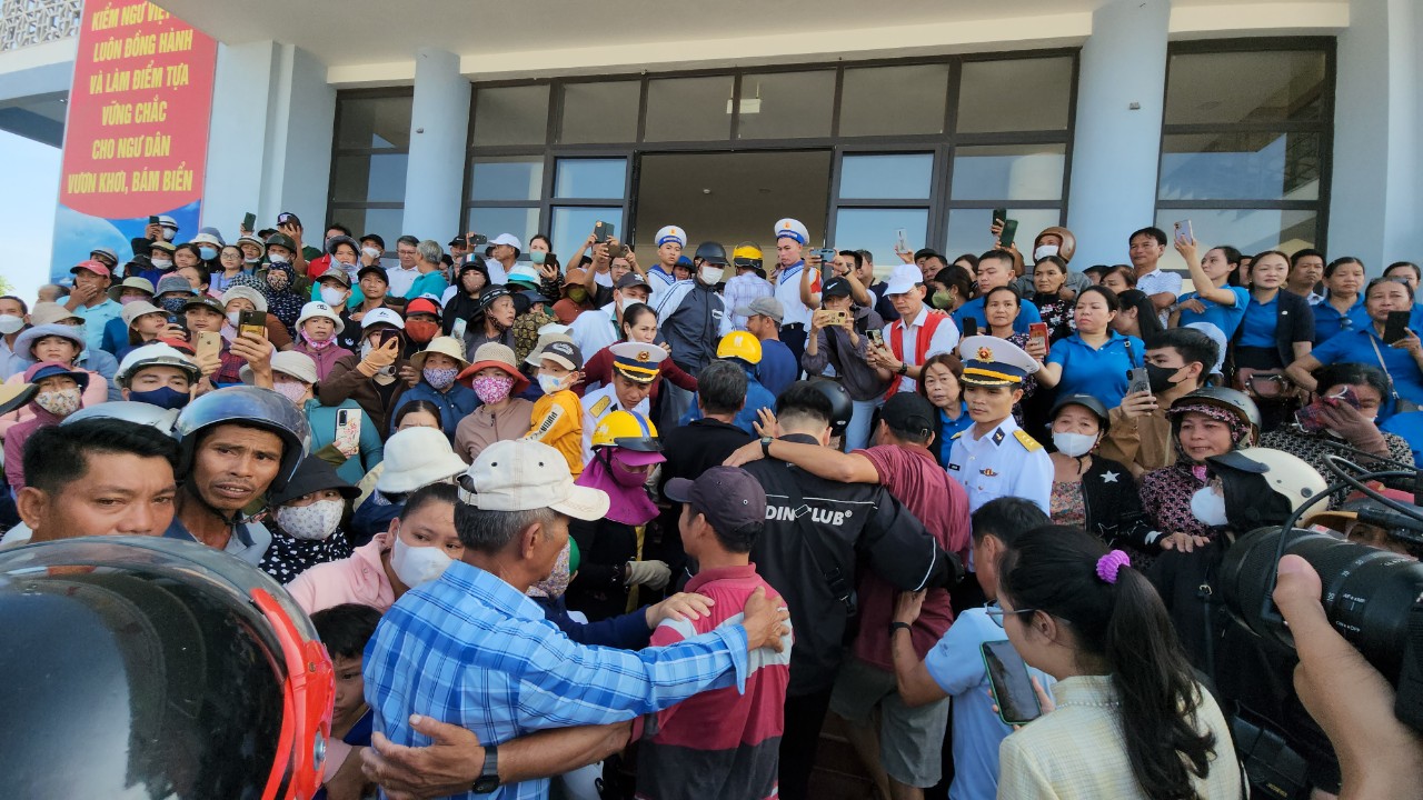 To&agrave;n cảnh đ&oacute;n ngư d&acirc;n t&agrave;u c&acirc;u mực Quảng Nam bị ch&igrave;m trở về - Ảnh 10.