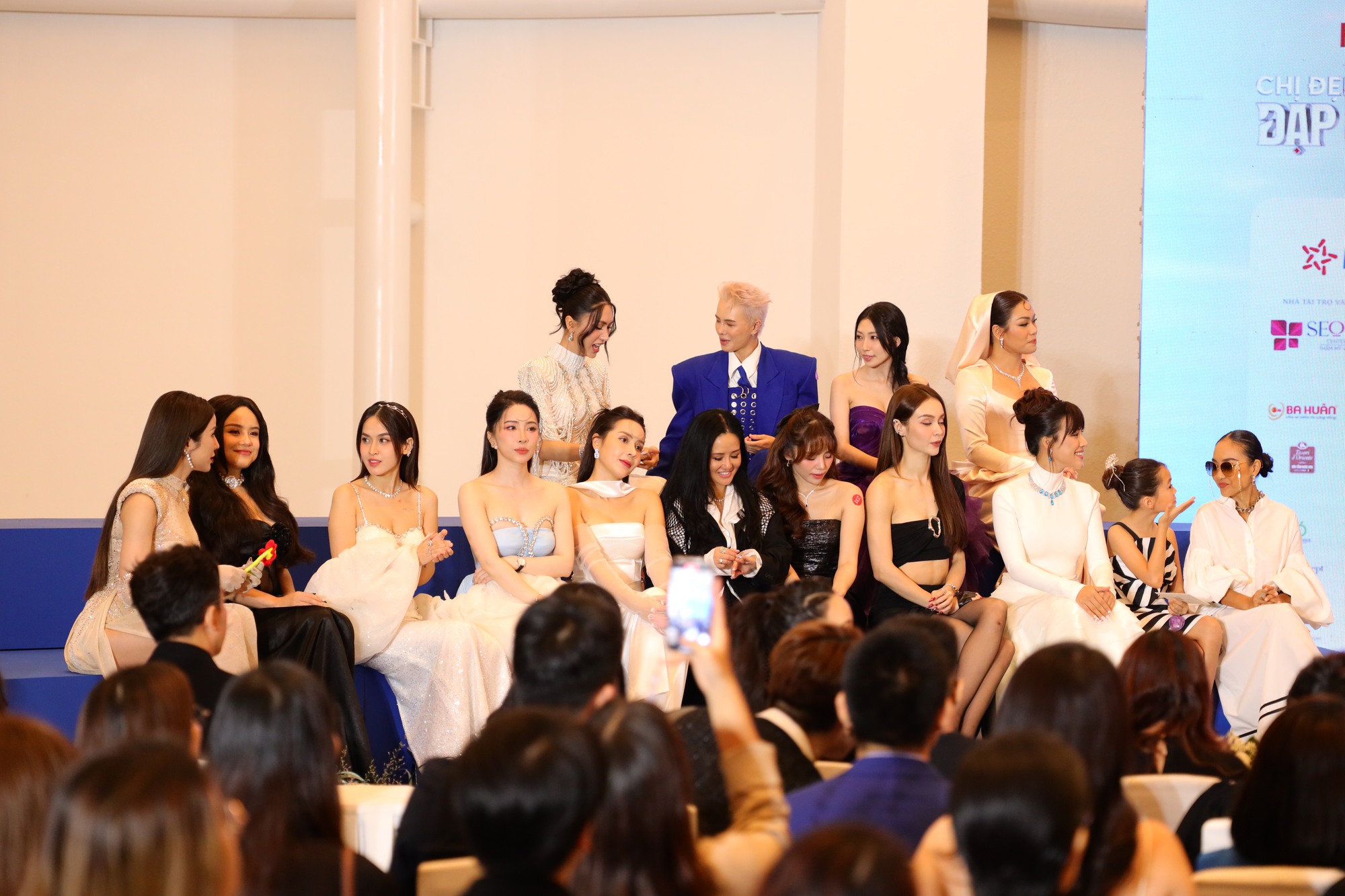 Chị đẹp đạp gi&oacute; rẽ s&oacute;ng 2023 c&ocirc;ng bố MV B&agrave;i h&aacute;t Nơi b&igrave;nh minh đầy nắng - Ảnh 6.