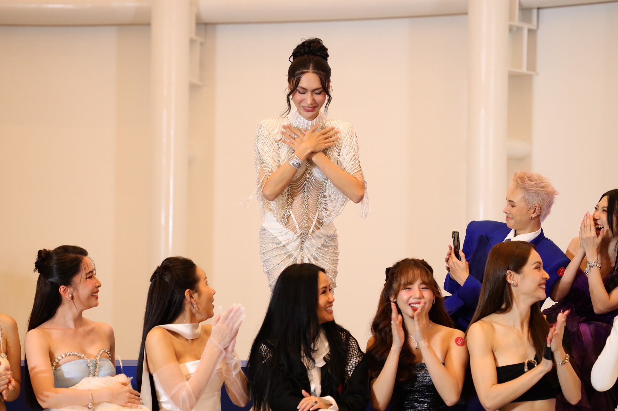 Chị đẹp đạp gi&oacute; rẽ s&oacute;ng 2023 c&ocirc;ng bố MV B&agrave;i h&aacute;t Nơi b&igrave;nh minh đầy nắng - Ảnh 9.