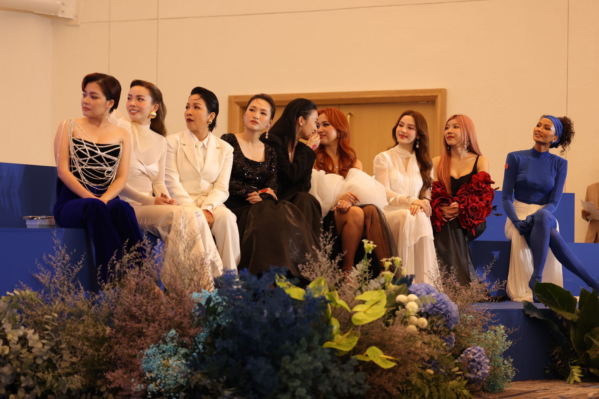 Chị đẹp đạp gi&oacute; rẽ s&oacute;ng 2023 c&ocirc;ng bố MV B&agrave;i h&aacute;t Nơi b&igrave;nh minh đầy nắng - Ảnh 14.