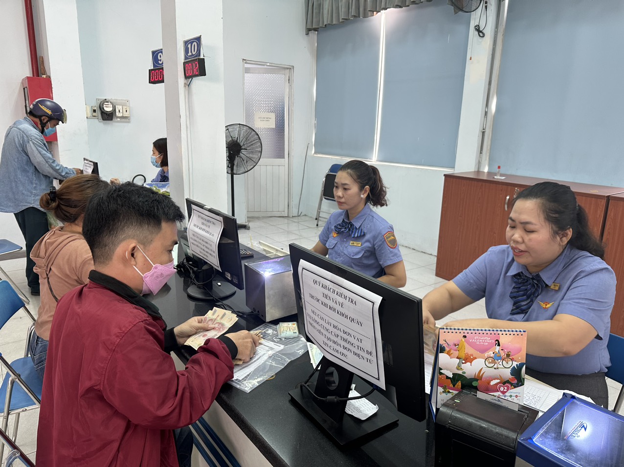 Người d&acirc;n đi từ 3h s&aacute;ng đến ga S&agrave;i G&ograve;n mua v&eacute; t&agrave;u Tết  - Ảnh 1.