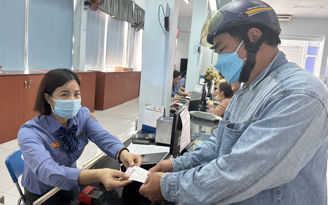 Người d&acirc;n đến ga S&agrave;i G&ograve;n từ 3h s&aacute;ng mua v&eacute; t&agrave;u Tết