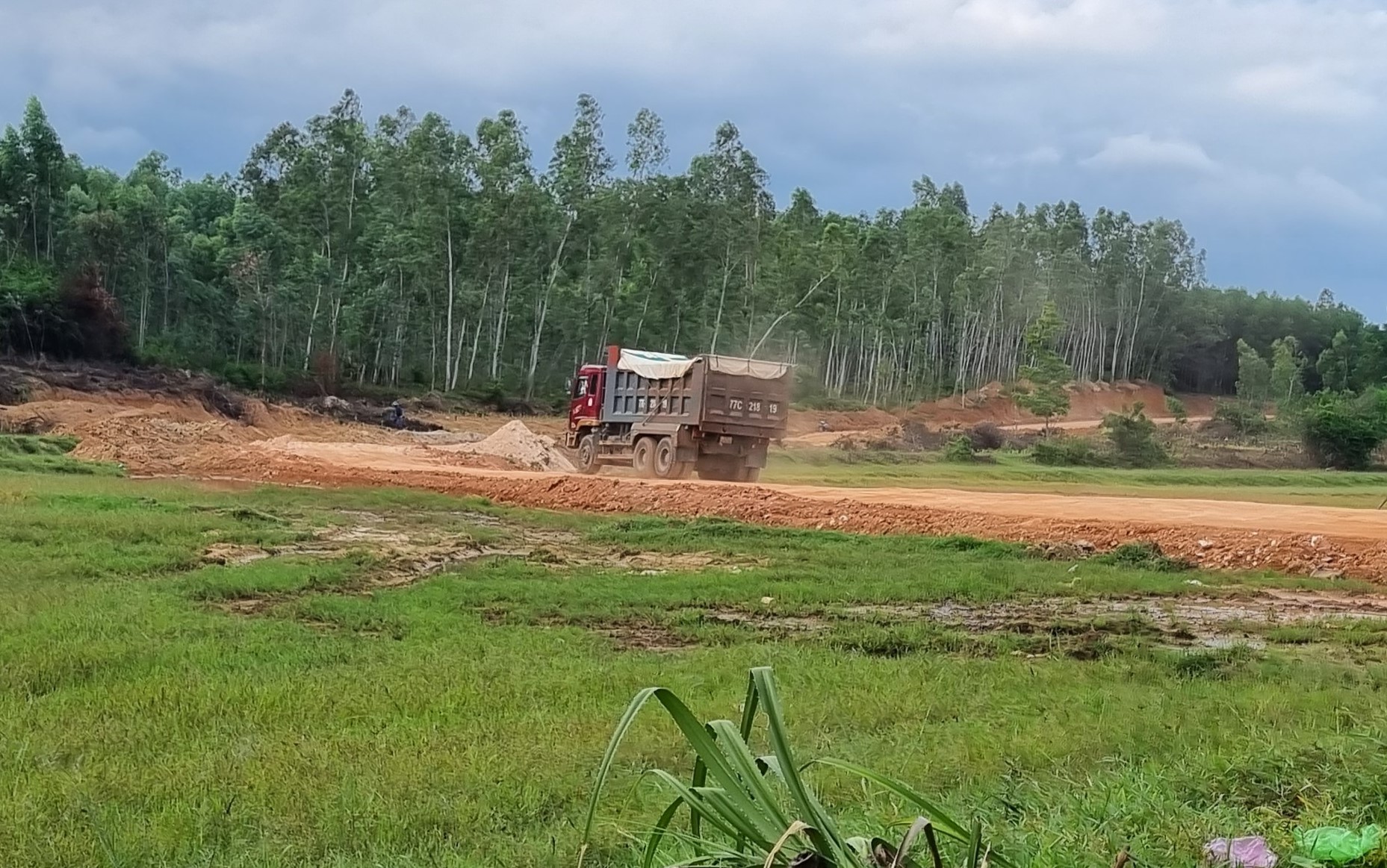 B&igrave;nh Định: Ồ ạt khai th&aacute;c đất từ mỏ phục vụ cao tốc b&aacute;n v&agrave;o l&ograve; gạch - Ảnh 3.