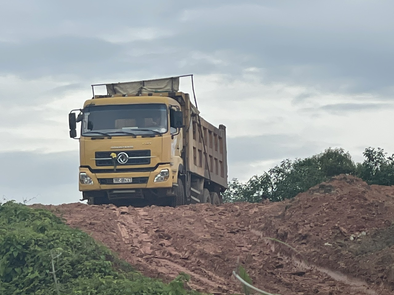 B&igrave;nh Định: Ồ ạt khai th&aacute;c đất từ mỏ phục vụ cao tốc b&aacute;n v&agrave;o l&ograve; gạch - Ảnh 7.