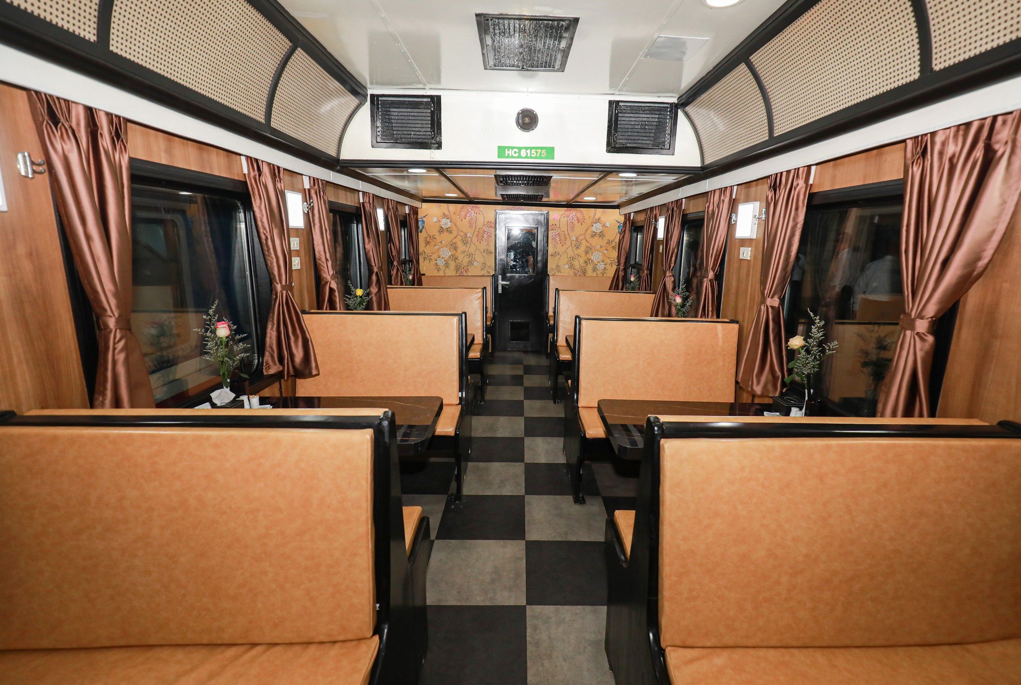 H&agrave;nh kh&aacute;ch h&agrave;o hứng trải nghiệm t&agrave;u như kh&aacute;ch sạn H&agrave; Nội - Đ&agrave; Nẵng - Ảnh 7.