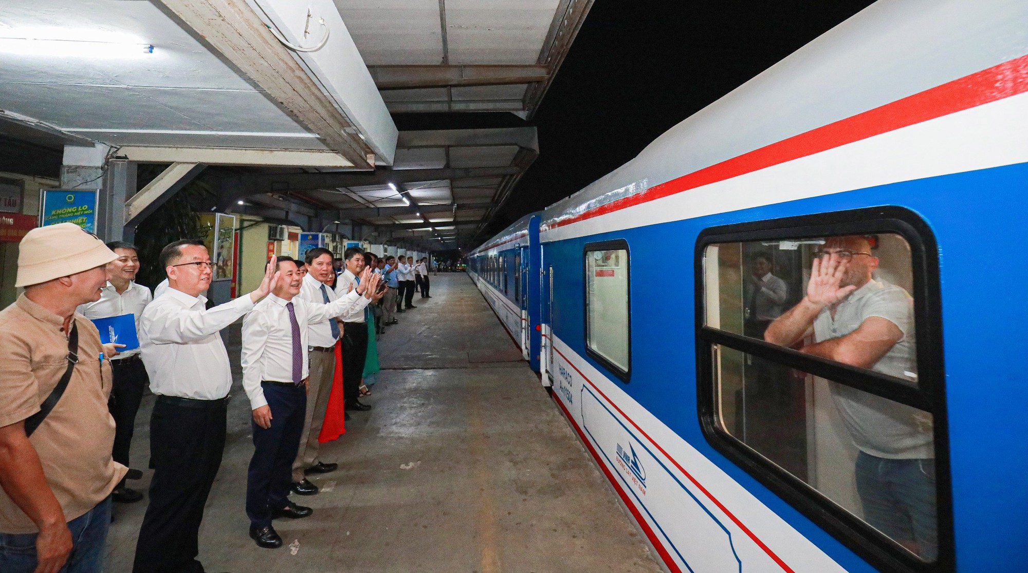 H&agrave;nh kh&aacute;ch h&agrave;o hứng trải nghiệm t&agrave;u như kh&aacute;ch sạn H&agrave; Nội - Đ&agrave; Nẵng - Ảnh 13.