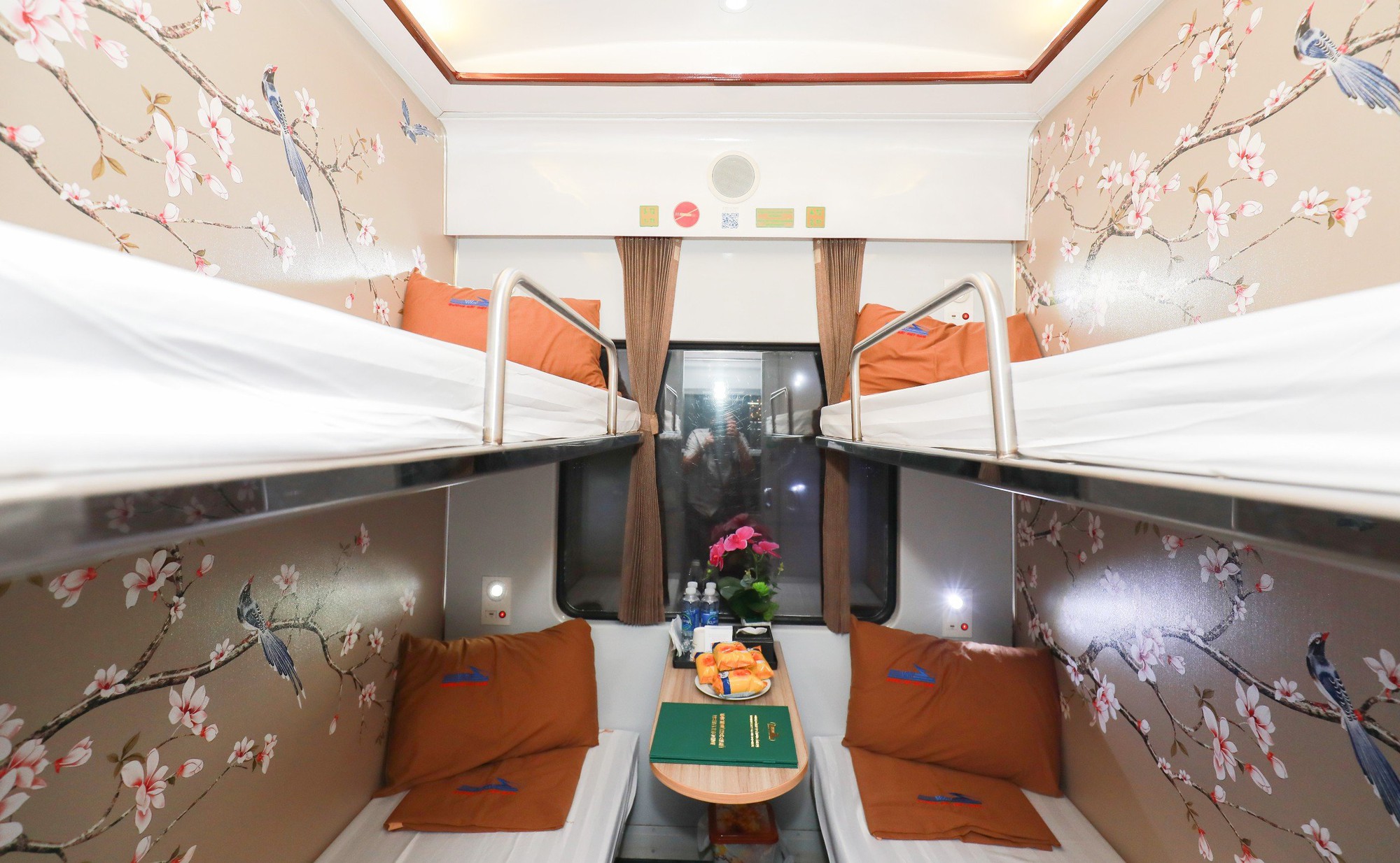 H&agrave;nh kh&aacute;ch h&agrave;o hứng trải nghiệm t&agrave;u như kh&aacute;ch sạn H&agrave; Nội - Đ&agrave; Nẵng - Ảnh 4.