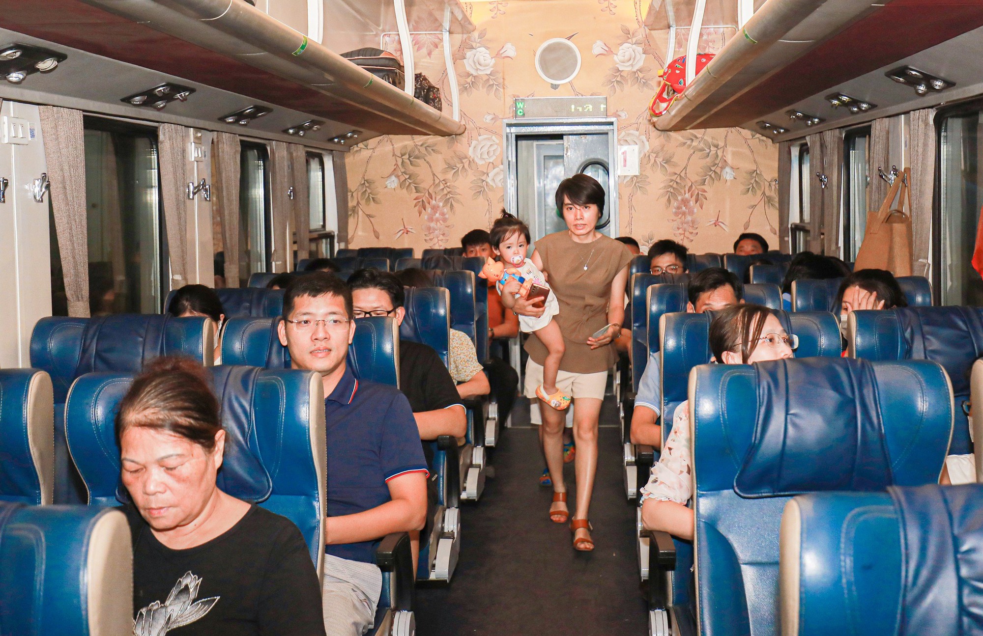 H&agrave;nh kh&aacute;ch h&agrave;o hứng trải nghiệm t&agrave;u như kh&aacute;ch sạn H&agrave; Nội - Đ&agrave; Nẵng - Ảnh 11.