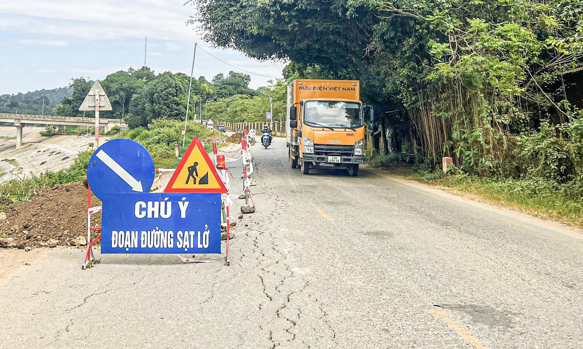 Cận cảnh lụt l&uacute;n nghi&ecirc;m trọng tr&ecirc;n đường tỉnh đi Ho&agrave; B&igrave;nh - Ảnh 1.