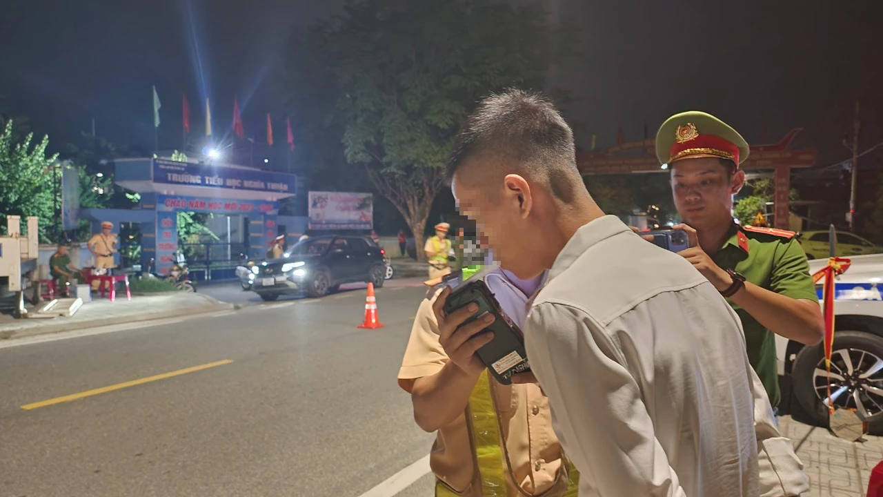 Lập chốt đo nồng độ cồn ở huyện ph&aacute;t hiện taxi, thợ hồ, c&ocirc;ng nh&acirc;n vi phạm - Ảnh 3.