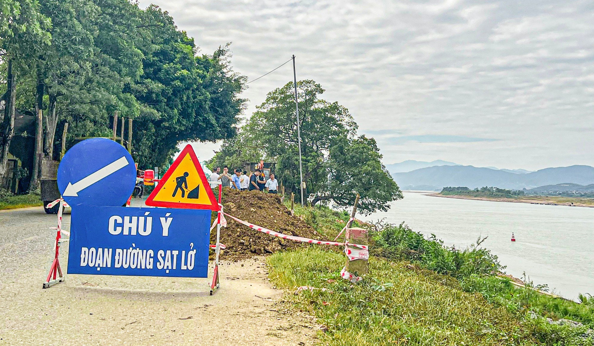 Cận cảnh lụt l&uacute;n nghi&ecirc;m trọng tr&ecirc;n đường tỉnh đi Ho&agrave; B&igrave;nh - Ảnh 6.