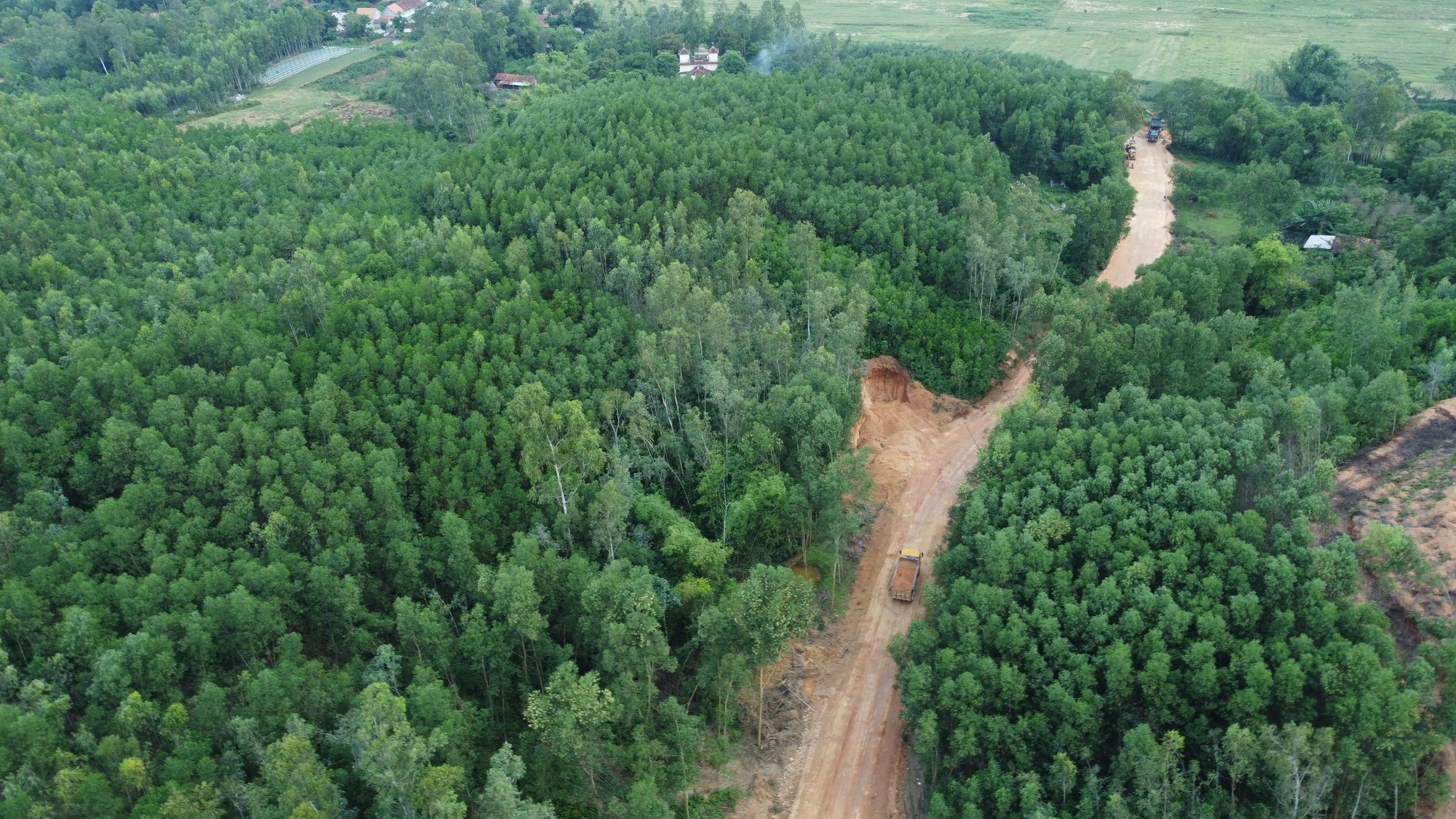 Cận cảnh bất thường đường đi của đất từ mỏ cao tốc đến..l&ograve; gạch - Ảnh 5.