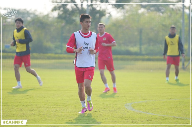 Cầu thủ từng ghi tuyệt phẩm v&agrave;o lưới Trung Quốc bắn t&iacute;n hiệu vui cho đội tuyển Việt Nam  - Ảnh 1.