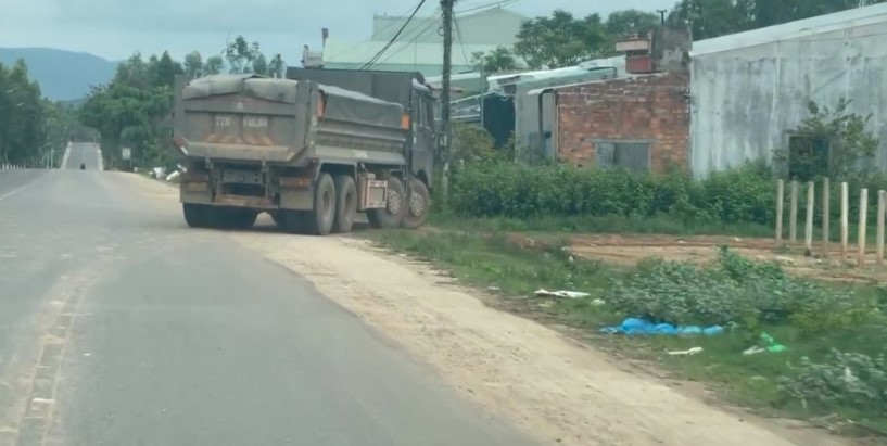 Cận cảnh bất thường đường đi của đất từ mỏ cao tốc đến..l&ograve; gạch - Ảnh 11.