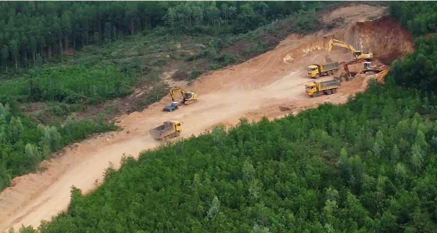 Cận cảnh bất thường đường đi của đất từ mỏ cao tốc đến..l&ograve; gạch - Ảnh 4.