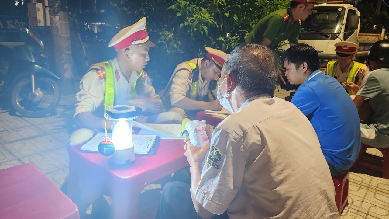 Lập chốt đo nồng độ cồn ở huyện ph&aacute;t hiện taxi, thợ hồ, c&ocirc;ng nh&acirc;n vi phạm - Ảnh 2.