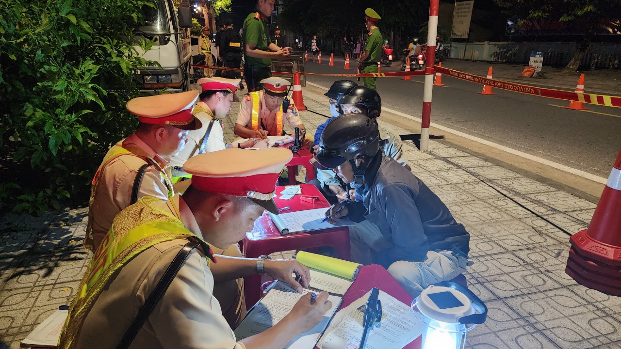 Lập chốt đo nồng độ cồn ở v&ugrave;ng ven ph&aacute;t hiện taxi, thợ hồ, c&ocirc;ng nh&acirc;n vi phạm - Ảnh 5.