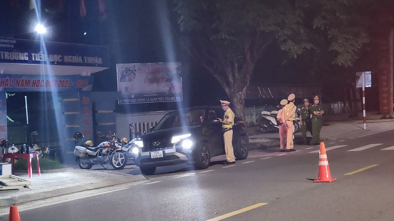 Lập chốt đo nồng độ cồn ở v&ugrave;ng ven ph&aacute;t hiện taxi, thợ hồ, c&ocirc;ng nh&acirc;n vi phạm - Ảnh 1.