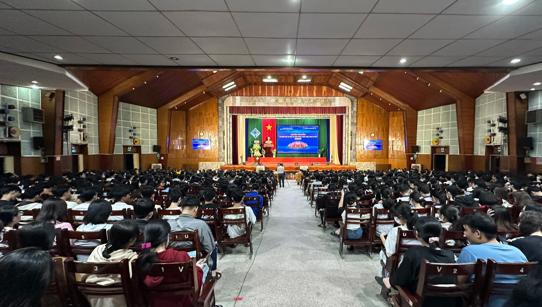 Cần Thơ: Sinh vi&ecirc;n được lợi g&igrave; khi đi xe bu&yacute;t? - Ảnh 1.