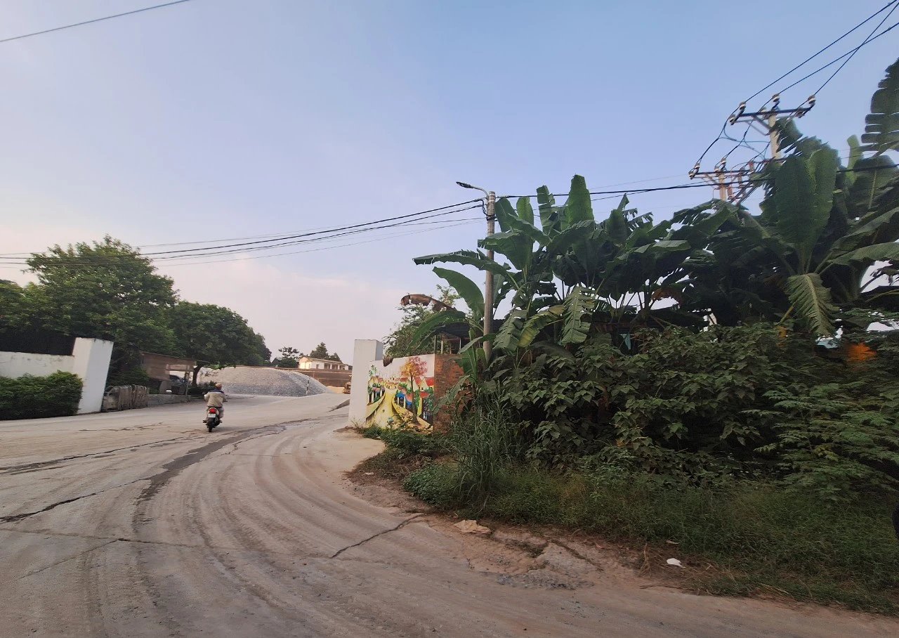 Vĩnh Ph&uacute;c: Trạm trộn b&ecirc; t&ocirc;ng v&agrave; c&ocirc;ng tr&igrave;nh điện tr&aacute;i ph&eacute;p vẫn được hoạt động tr&aacute;i quy định - Ảnh 2.