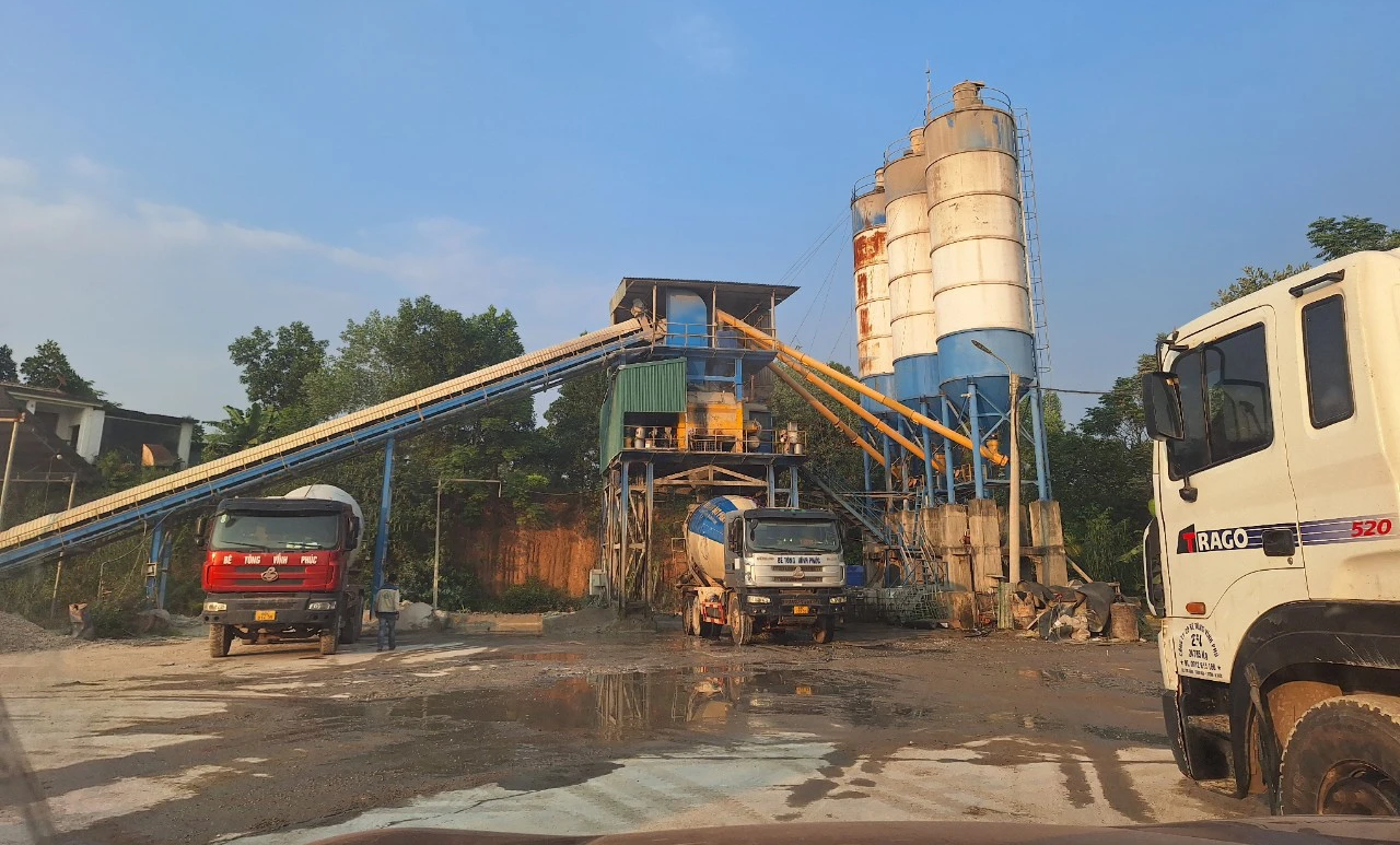 Vĩnh Ph&uacute;c: Trạm trộn b&ecirc; t&ocirc;ng v&agrave; c&ocirc;ng tr&igrave;nh điện tr&aacute;i ph&eacute;p vẫn được hoạt động tr&aacute;i quy định - Ảnh 1.