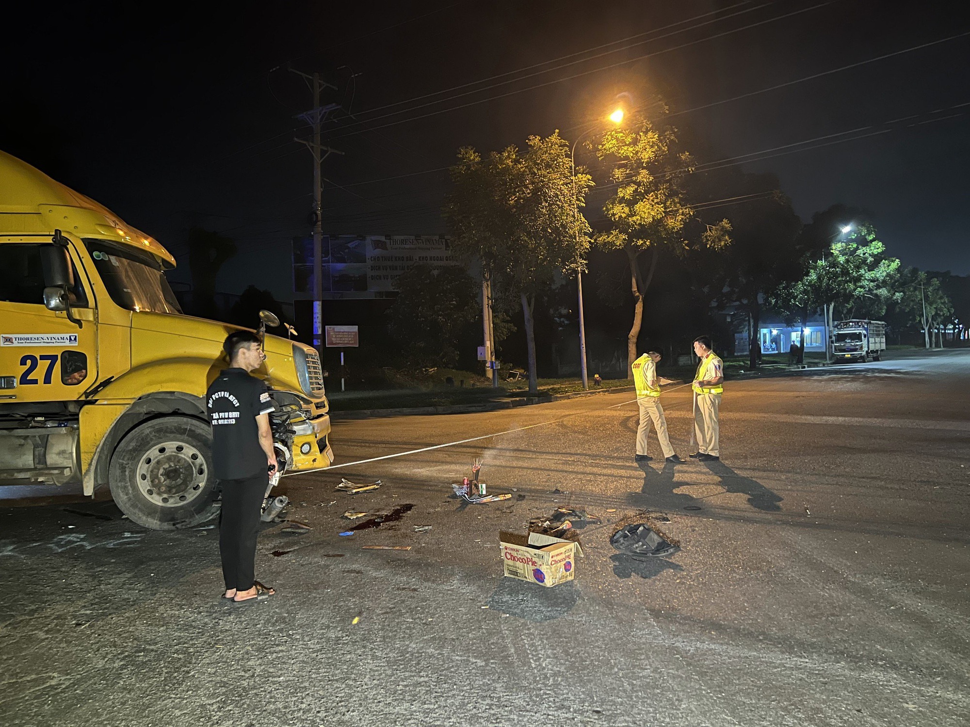 Container va chạm với m&ocirc; t&ocirc; hai người thương vong - Ảnh 2.