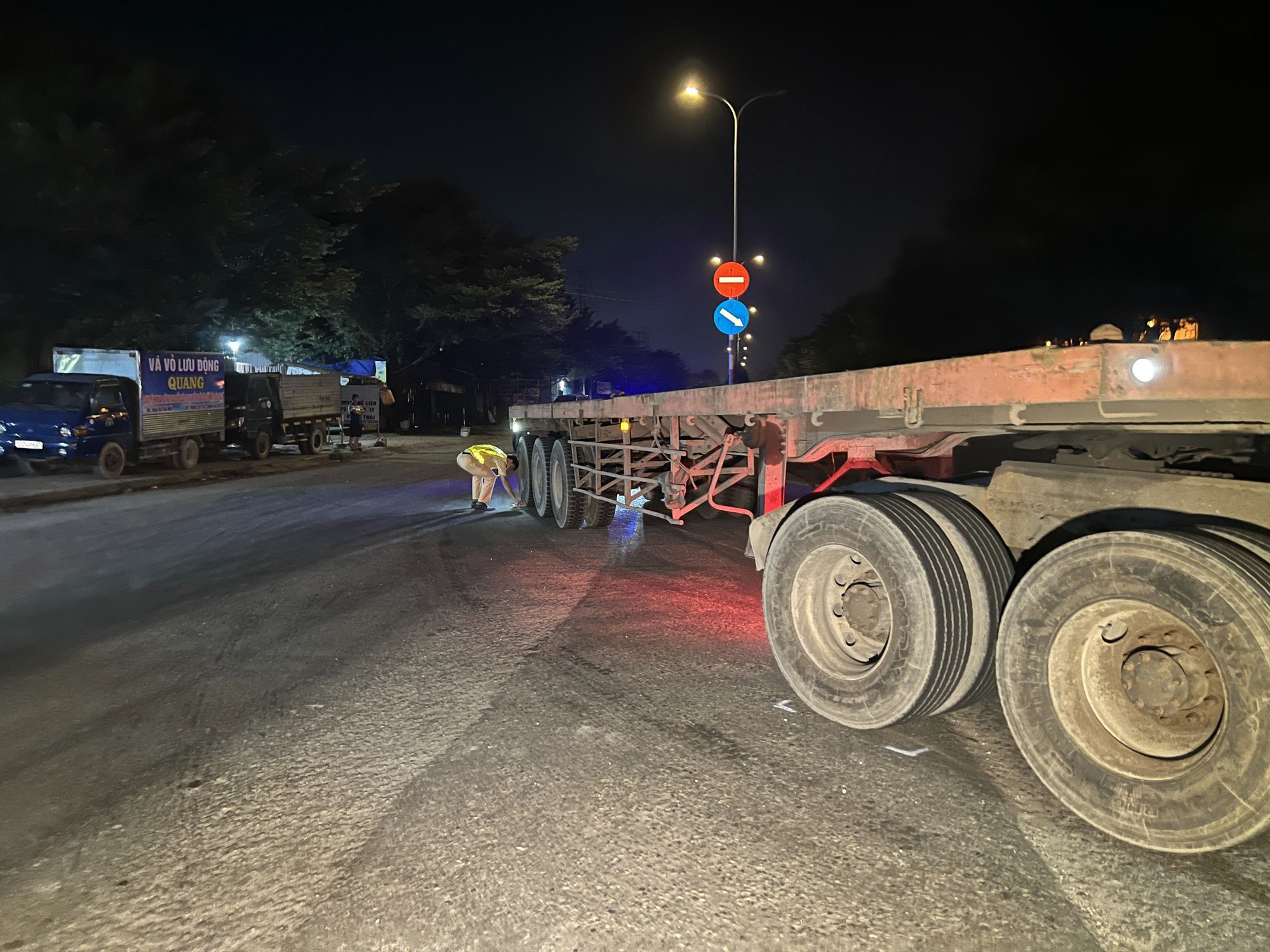 Container va chạm với m&ocirc; t&ocirc; hai người thương vong - Ảnh 1.