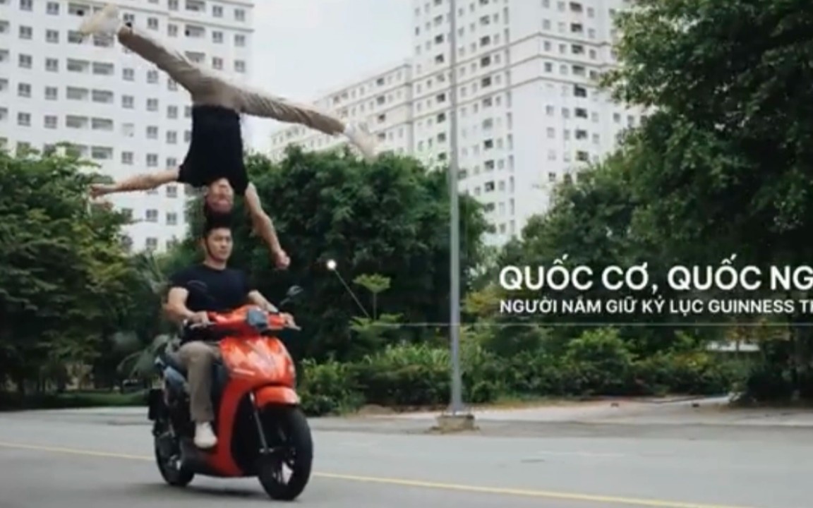 Xe m&aacute;y trong clip quảng c&aacute;o Quốc Cơ - Quốc Nghiệp chồng đầu l&aacute;i xe l&agrave; của h&atilde;ng n&agrave;o?