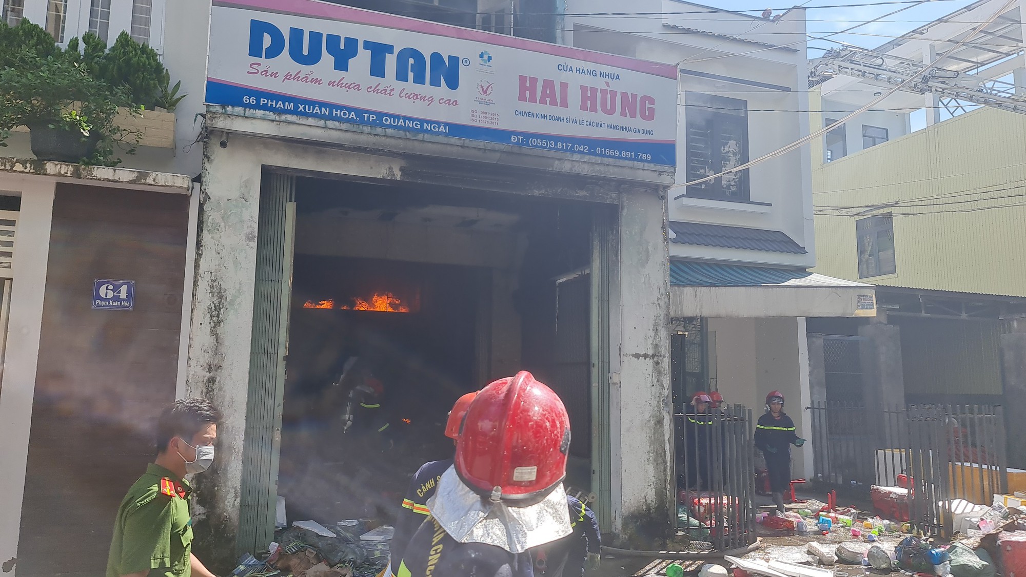 Cận cảnh hiện trường vụ ch&aacute;y lớn giữa trung t&acirc;m TP Quảng Ng&atilde;i - Ảnh 11.