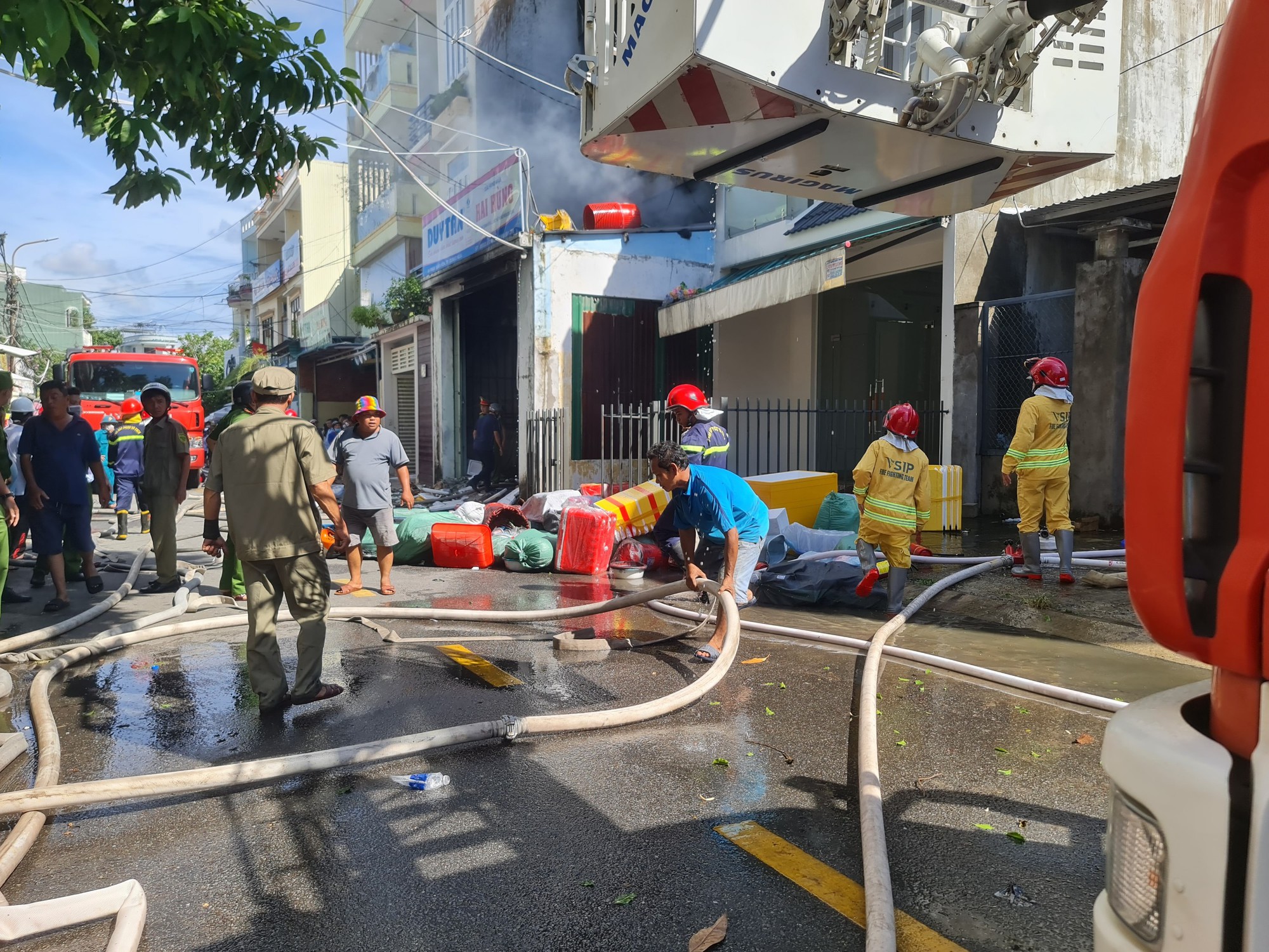 Cận cảnh hiện trường vụ ch&aacute;y lớn giữa trung t&acirc;m TP Quảng Ng&atilde;i - Ảnh 4.