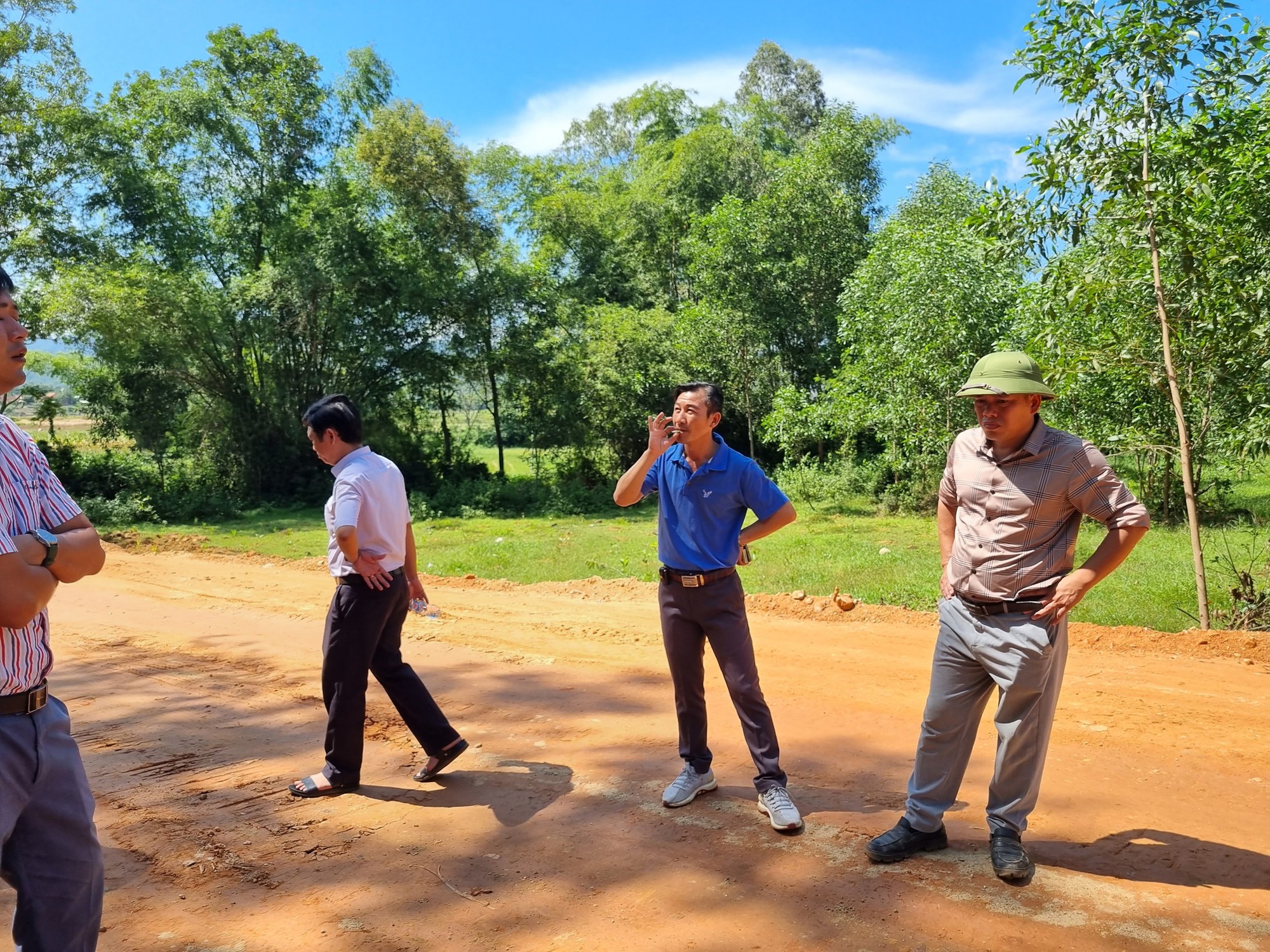 Cận cảnh bất thường đường đi của đất cao tốc về điểm khai th&aacute;c lậu rồi đến...l&ograve; gạch - Ảnh 1.