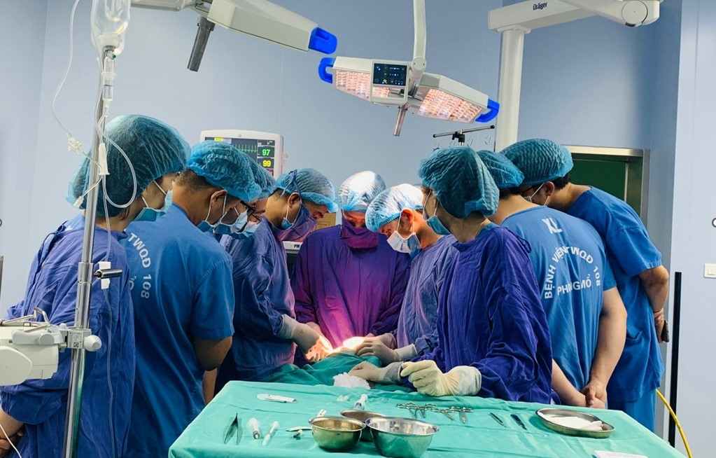 Một phụ nữ hoại tử mi mắt sau ti&ecirc;m "thuốc" l&agrave;m trắng quầng mắt - Ảnh 1.