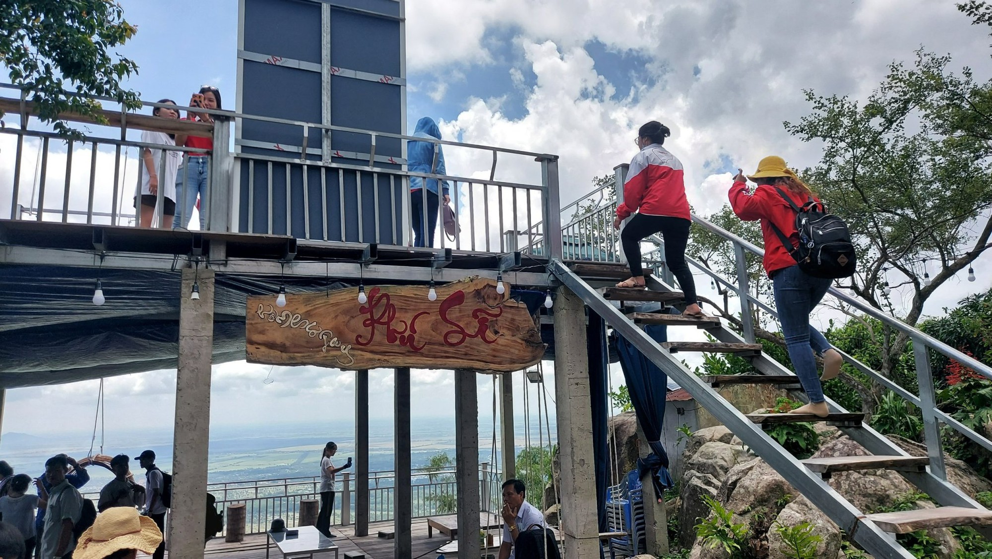 An Giang hủy bỏ quyết định li&ecirc;n quan đến c&aacute;c homestay tr&ecirc;n n&uacute;i Cấm của &ocirc;ng Trần Anh Thư - Ảnh 1.