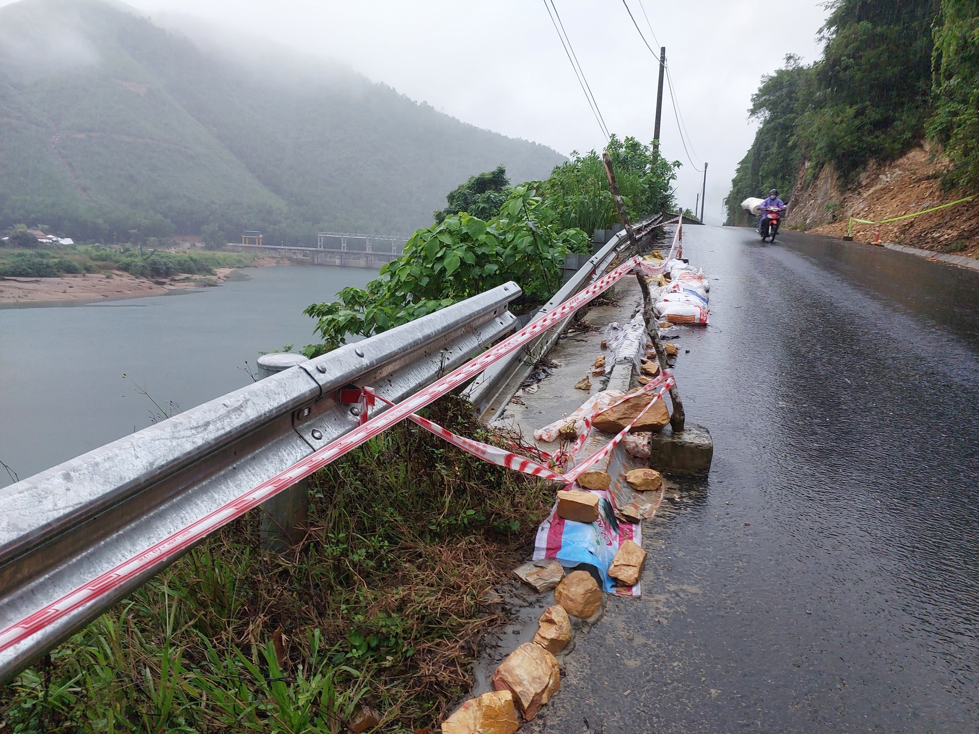 Tỉnh lộ 700 tỷ của Đ&agrave; Nẵng lại chậm c&aacute;n đ&iacute;ch v&igrave; vướng mặt bằng - Ảnh 9.