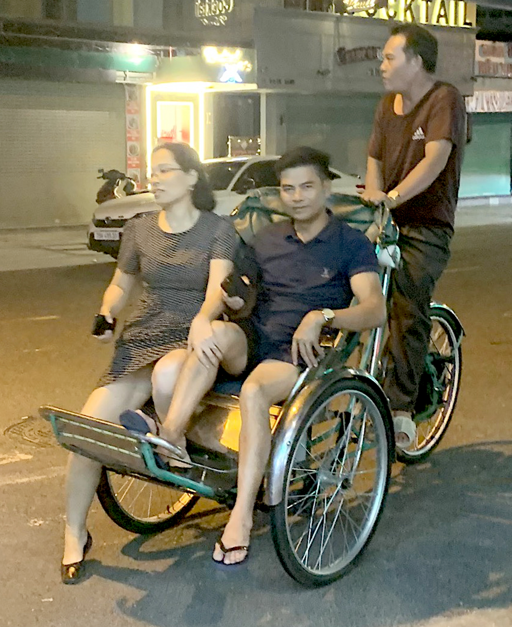 Bất an x&iacute;ch l&ocirc; điện tự chế chở kh&aacute;ch du lịch - Ảnh 3.