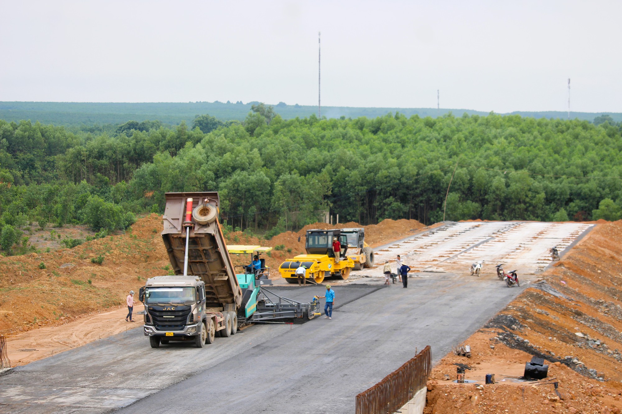 Mỏ vật liệu cao tốc Bắc - Nam vẫn gặp kh&oacute; trong thương thảo gi&aacute; chuyển nhượng đất - Ảnh 1.