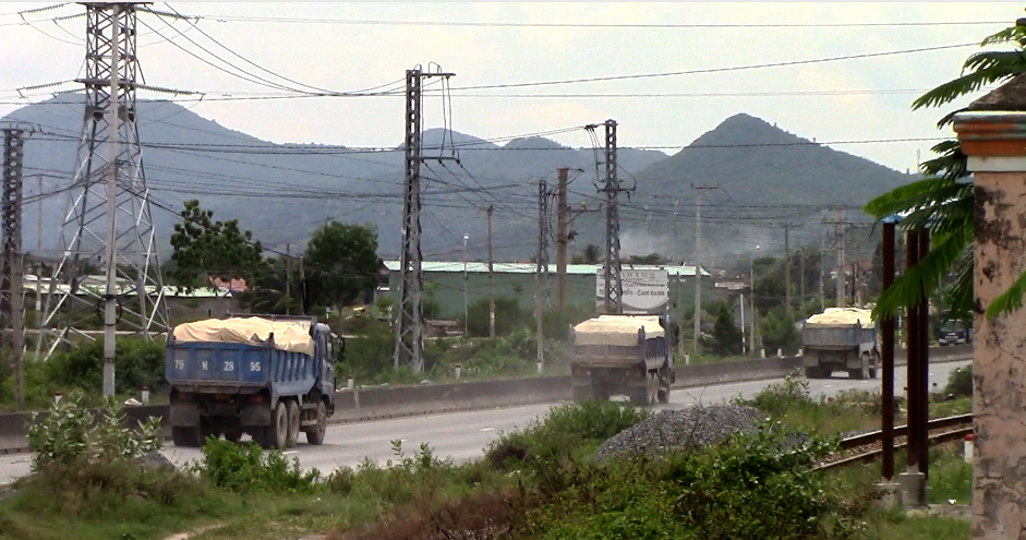Kh&aacute;nh Ho&agrave;: D&agrave;n xe chở đ&aacute; hộc, nghi qu&aacute; tải ngh&ecirc;nh ngang ở TP Cam Ranh - Ảnh 1.