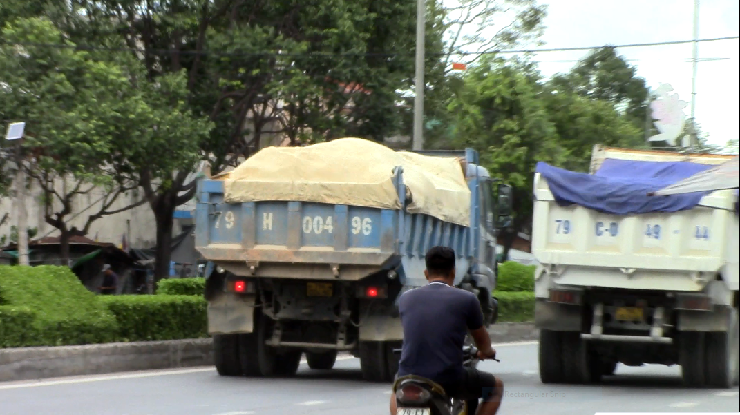 Kh&aacute;nh Ho&agrave;: D&agrave;n xe chở đ&aacute; hộc, nghi qu&aacute; tải ngh&ecirc;nh ngang ở TP Cam Ranh - Ảnh 10.