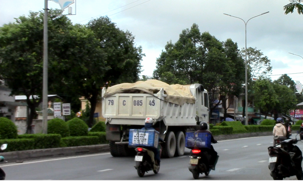 Kh&aacute;nh Ho&agrave;: D&agrave;n xe chở đ&aacute; hộc, nghi qu&aacute; tải ngh&ecirc;nh ngang ở TP Cam Ranh - Ảnh 11.