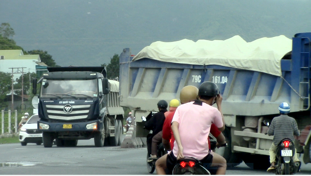 Kh&aacute;nh Ho&agrave;: D&agrave;n xe chở đ&aacute; hộc, nghi qu&aacute; tải ngh&ecirc;nh ngang ở TP Cam Ranh - Ảnh 13.