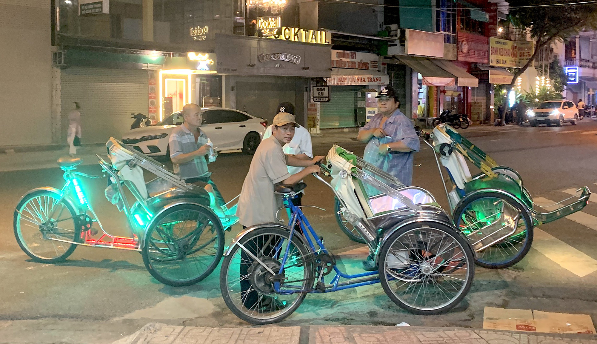 Bất an x&iacute;ch l&ocirc; điện tự chế chở kh&aacute;ch du lịch - Ảnh 1.