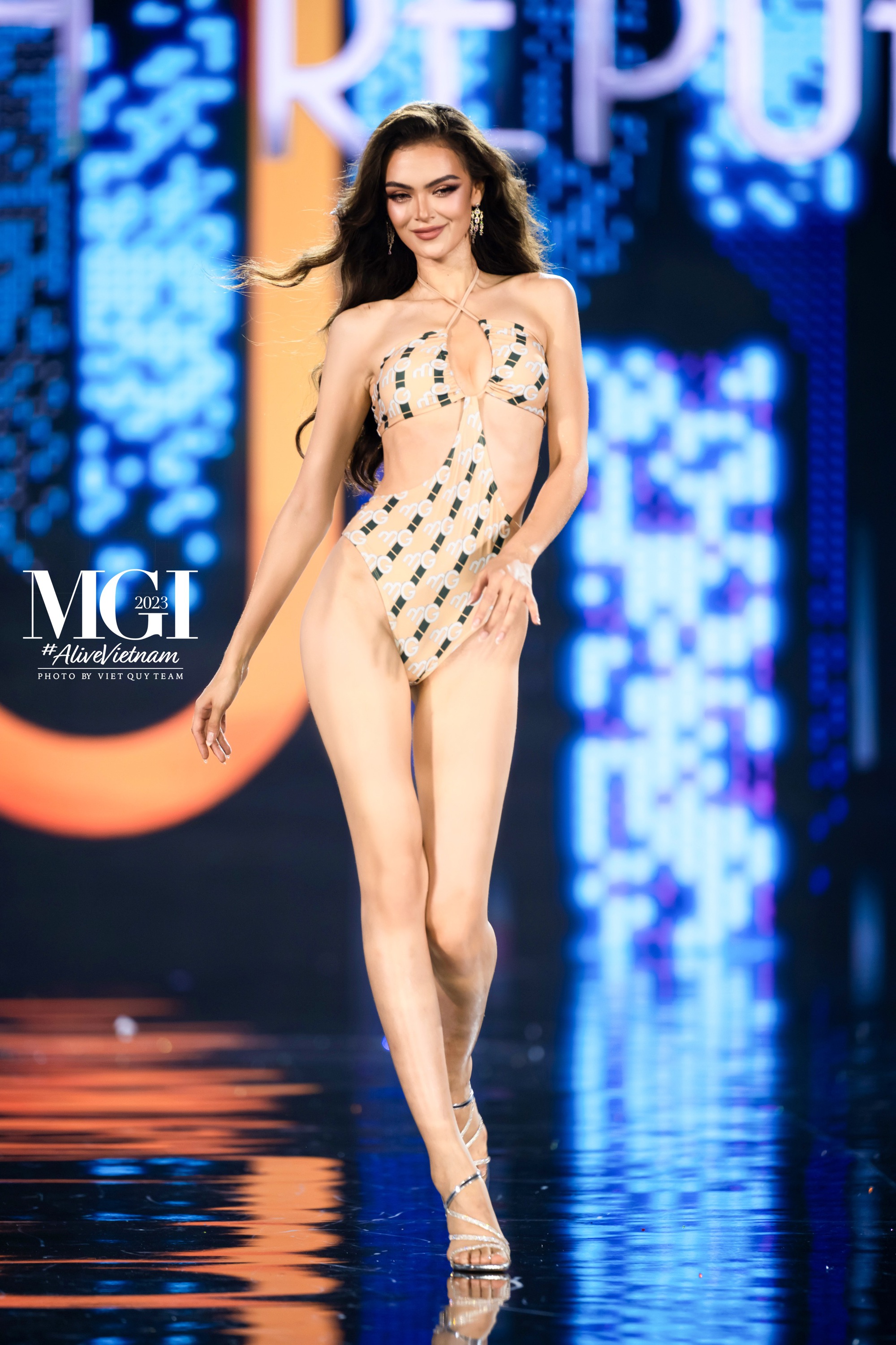 Thí sinh Miss Grand International 2023 "đốt cháy" sân khấu với đầm dạ hội và bikini - Ảnh 5. Thí sinh Miss Grand International 2023 "đốt cháy" sân khấu với đầm dạ hội và bikini - Ảnh 5.