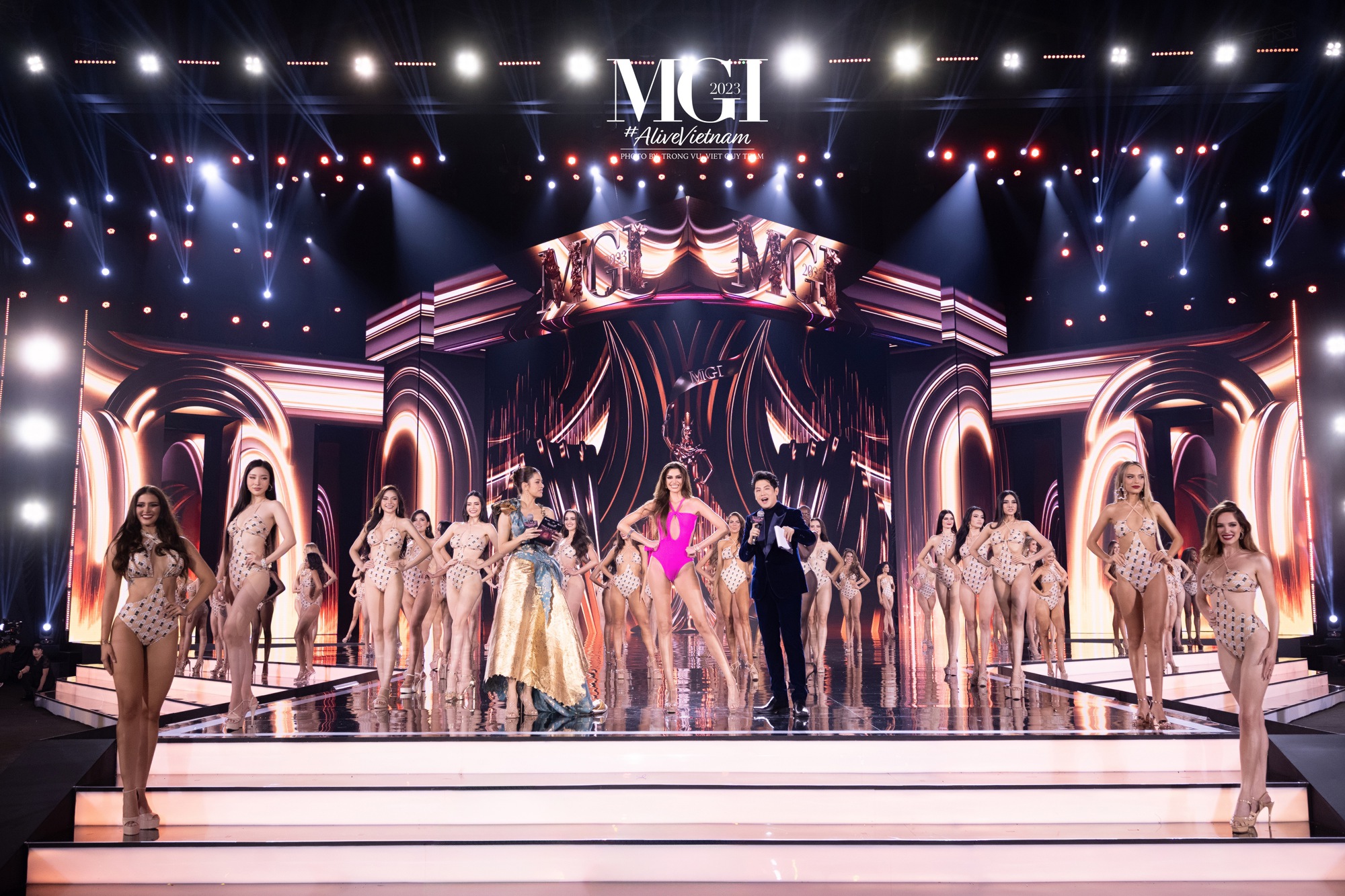 Thí sinh Miss Grand International 2023 "đốt cháy" sân khấu với đầm dạ hội và bikini - Ảnh 9. Thí sinh Miss Grand International 2023 "đốt cháy" sân khấu với đầm dạ hội và bikini - Ảnh 9.