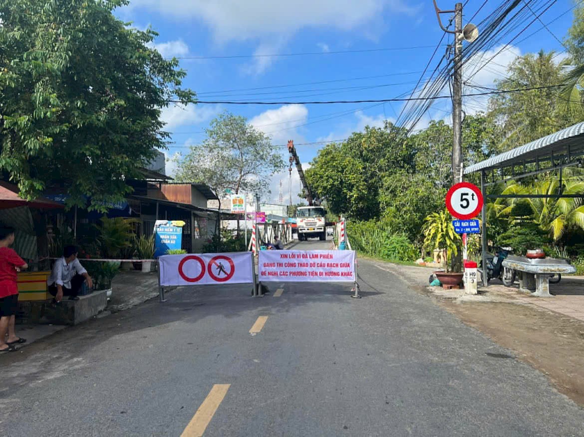 Cần Thơ: Tạm ngưng lưu th&ocirc;ng nhiều cầu tr&ecirc;n hai tuyến tỉnh lộ để sửa chữa, thay mới - Ảnh 1.